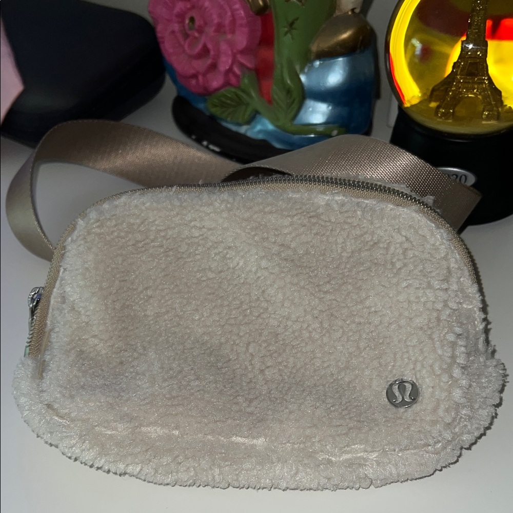 Lululemon everywhere belt bag
